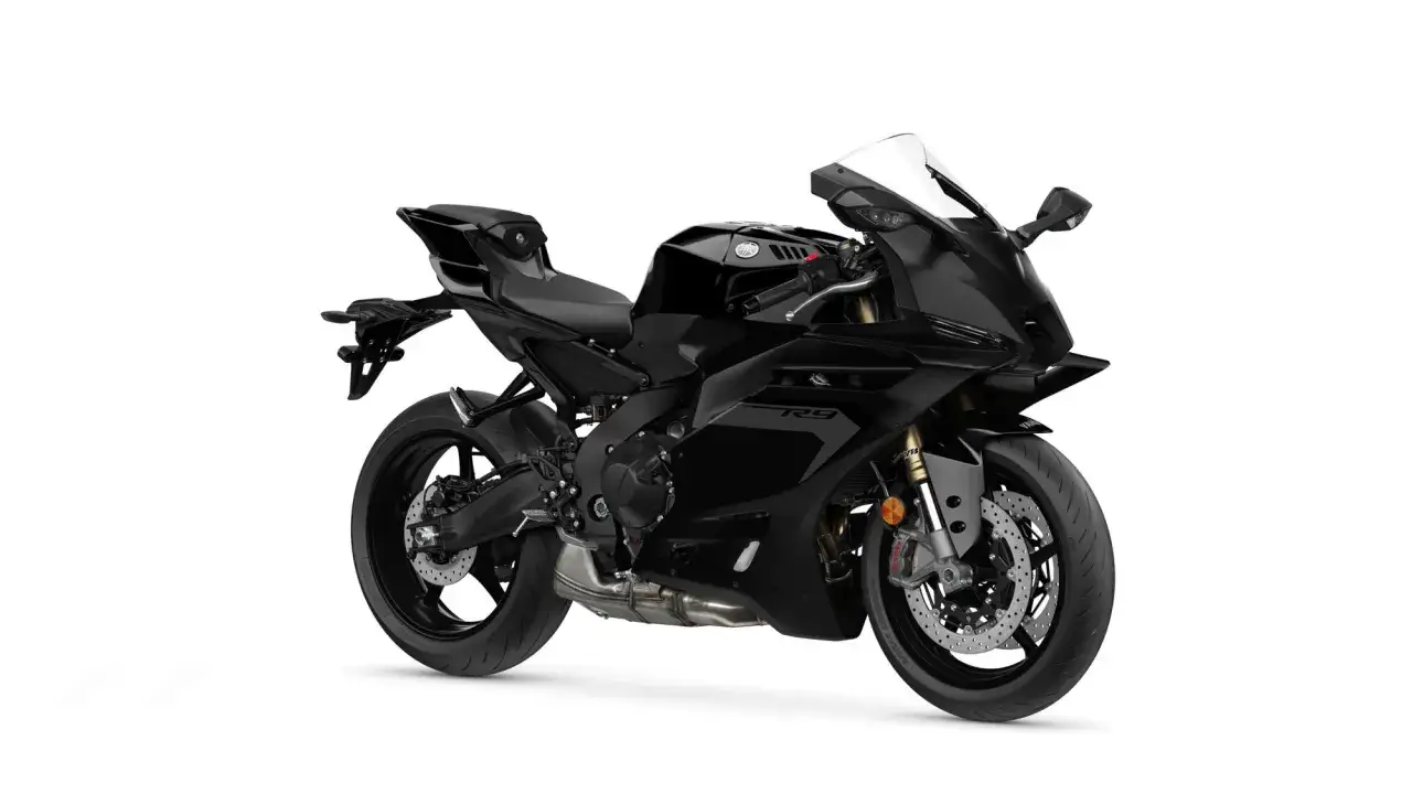 La elegante Yamaha R9 A2 negra, lista para la carretera.