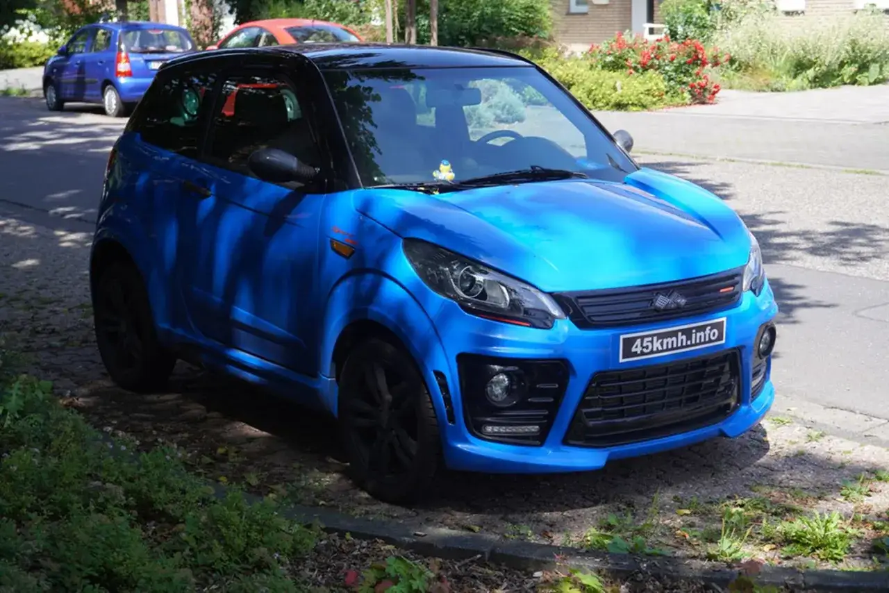Coche azul brillante, listo para circular. ¿Me das permiso AM que puedo conducir?