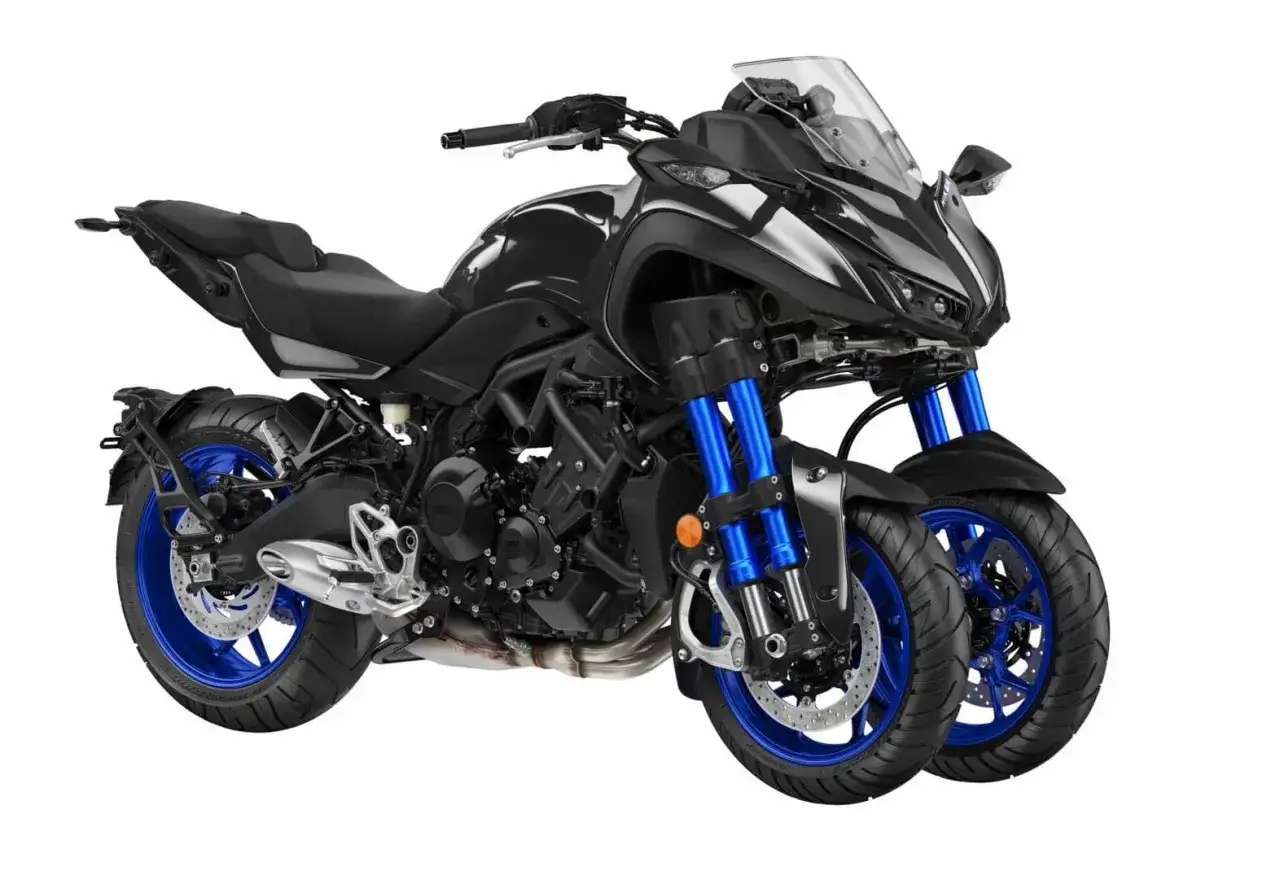 Moto negra con dos ruedas delanteras y horquillas azules brillantes. Un dise&ntilde;o futurista para conquistar cualquier camino.