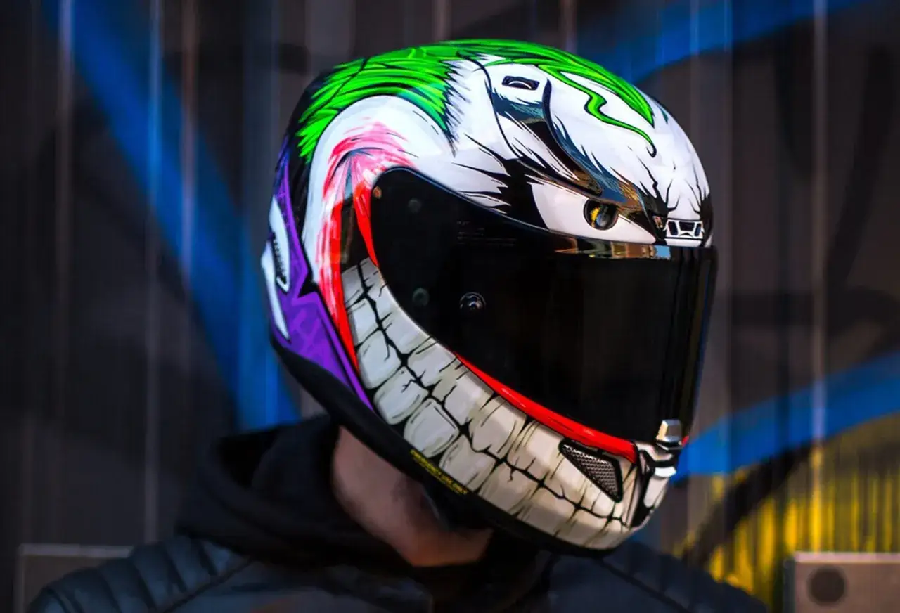 Casco de moto con diseño del Joker, uno de los cascos de moto más seguros. ¡Protección y estilo garantizados!