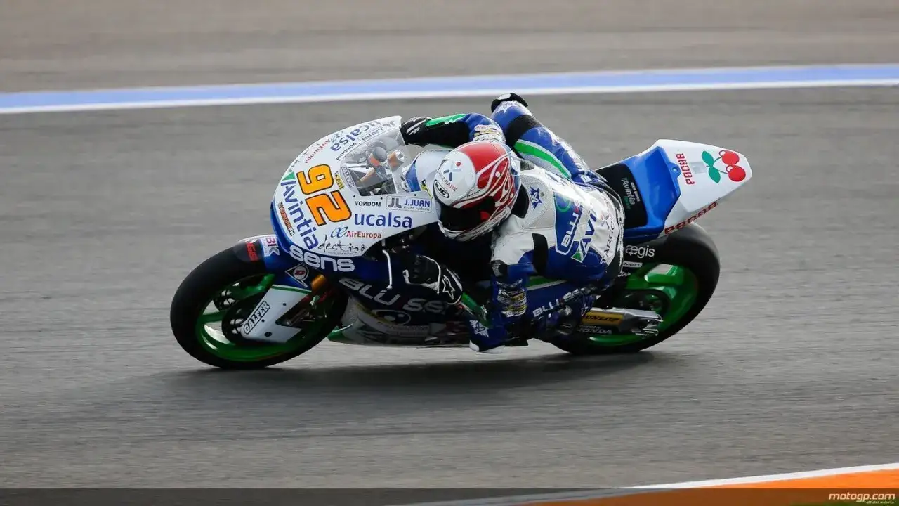 MotoGP: Alex Mariñelarena inclinado en su moto azul y blanca con el número 26, compitiendo en la pista.