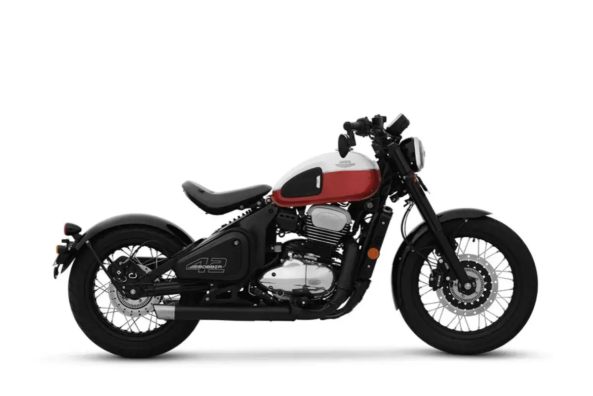 Jawa 42 Bobber, una motocicleta de estilo cl&aacute;sico con tanque bicolor rojo y blanco, asiento individual y detalles cromados.