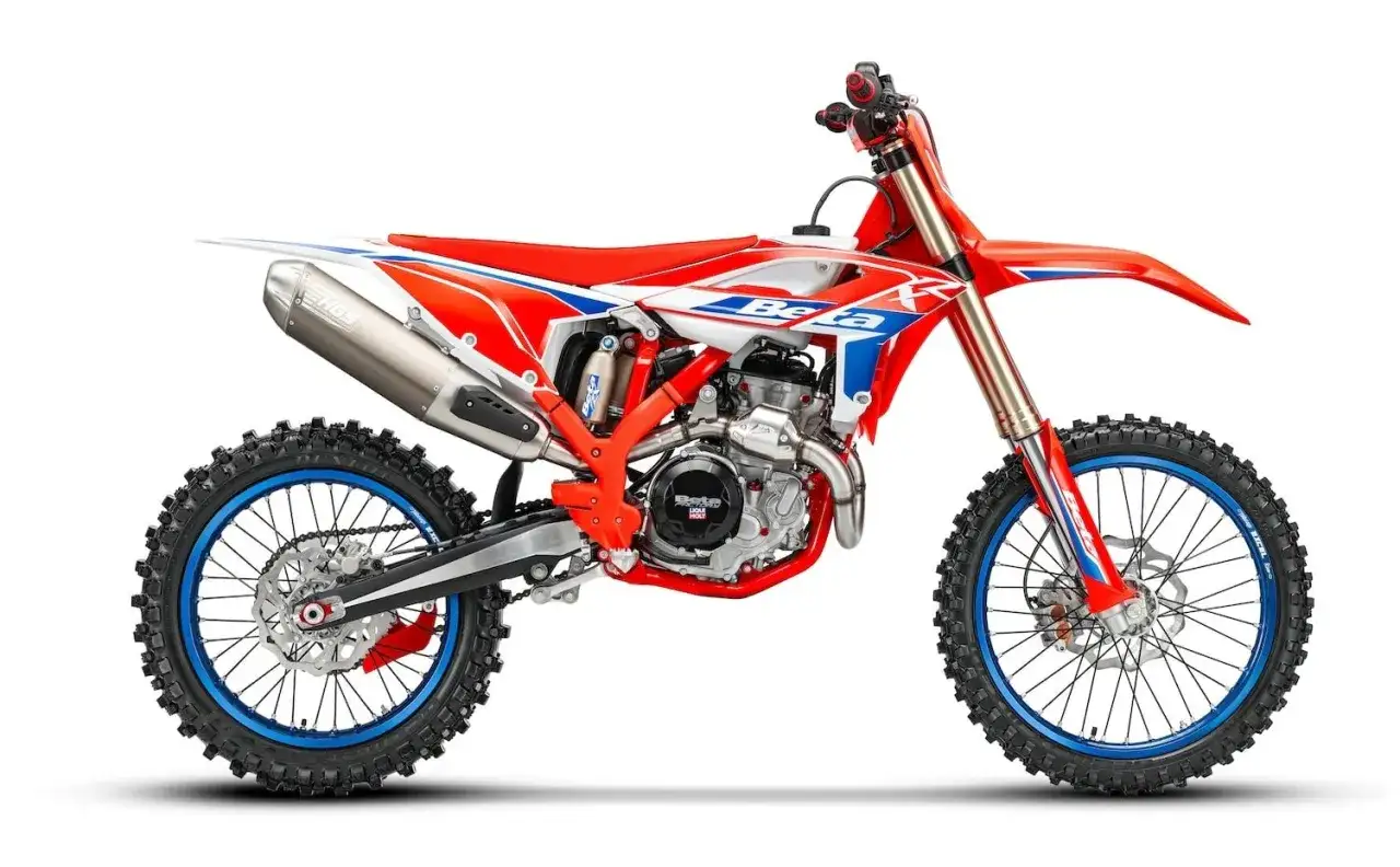 Moto de enduro pro Beta roja y blanca con detalles azules en las llantas. Lista para la acci&oacute;n.