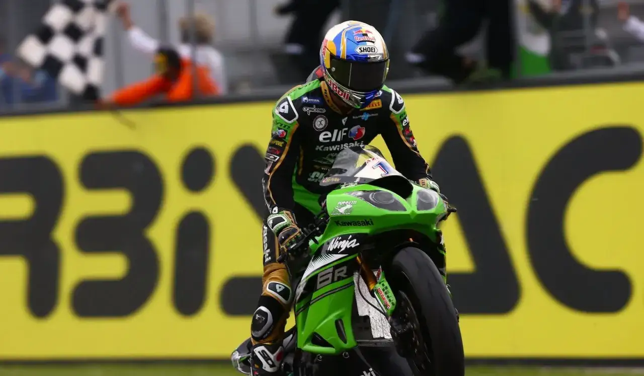 Kenan Sofuoğlu cruza la meta en su Kawasaki Ninja, con la bandera a cuadros ondeando.