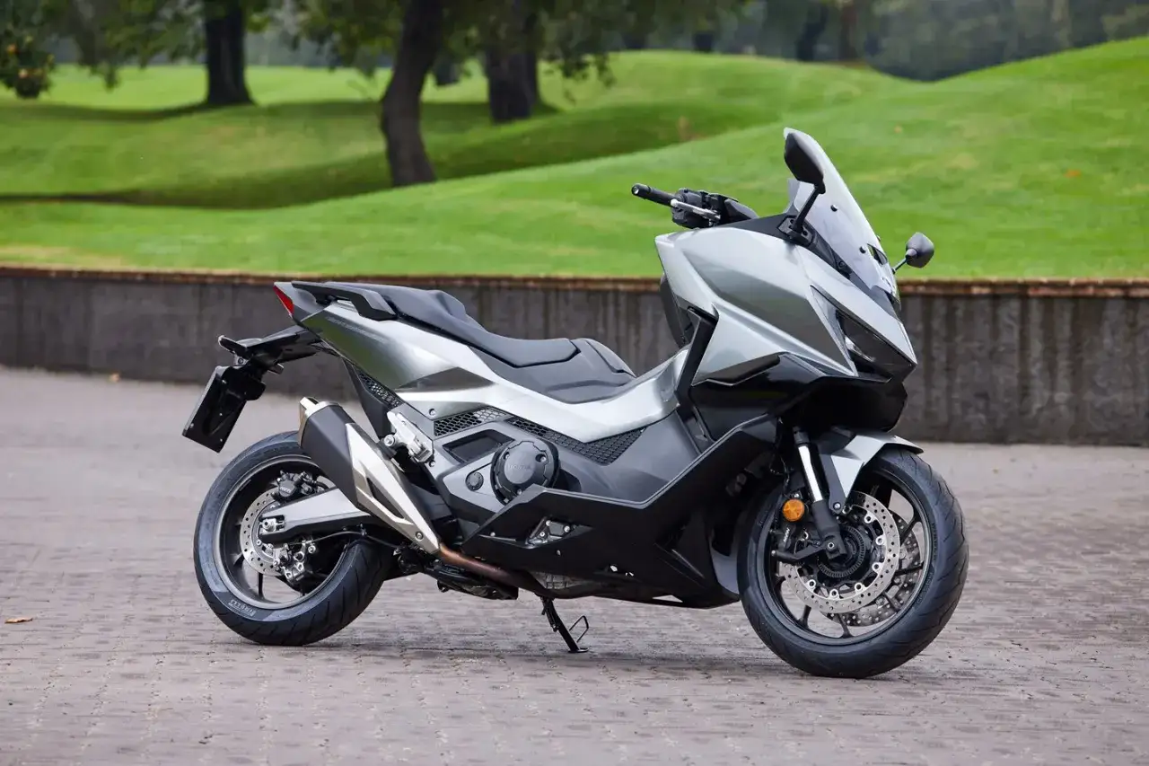 Honda Forza 750, un scooter deportivo plateado con l&iacute;neas aerodin&aacute;micas, listo para la aventura. Consulta su ficha t&eacute;cnica.