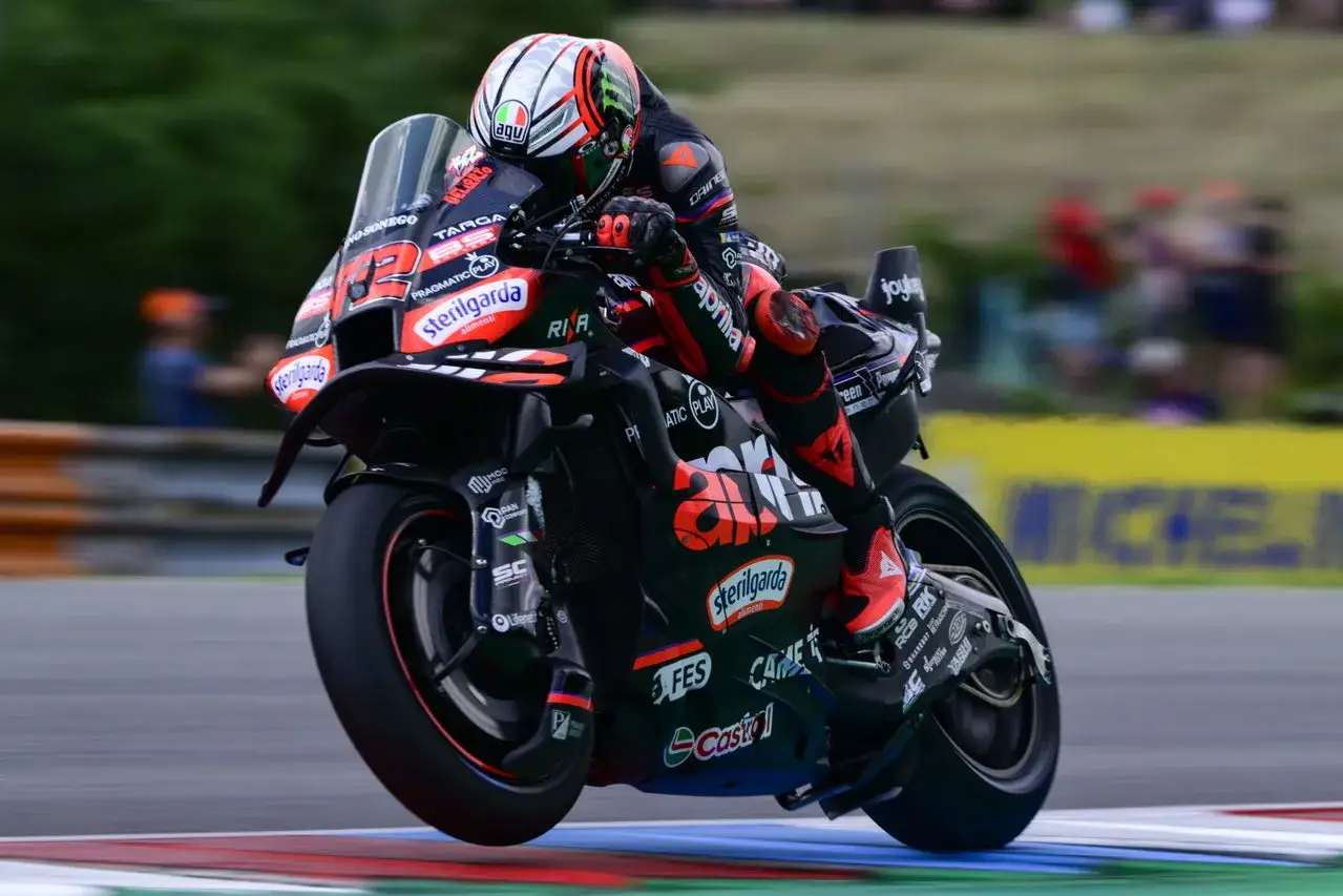 Piloto de MotoGP en Aprilia negra y roja, con el dorsal 29, compitiendo en una carrera. Las concesiones MotoGP permiten estas m&aacute;quinas.