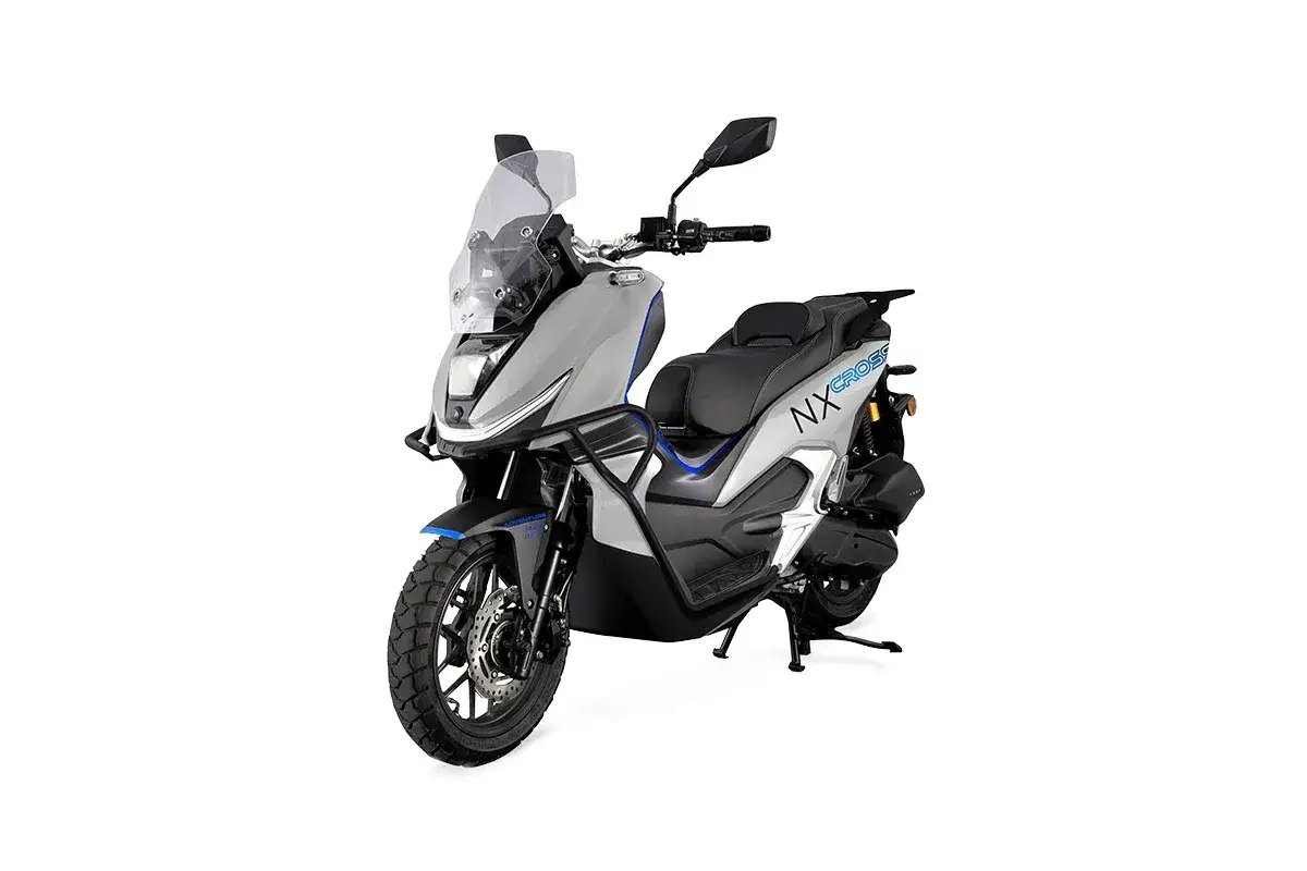 Scooter crossover gris con detalles azules, parabrisas alto y llantas todoterreno.