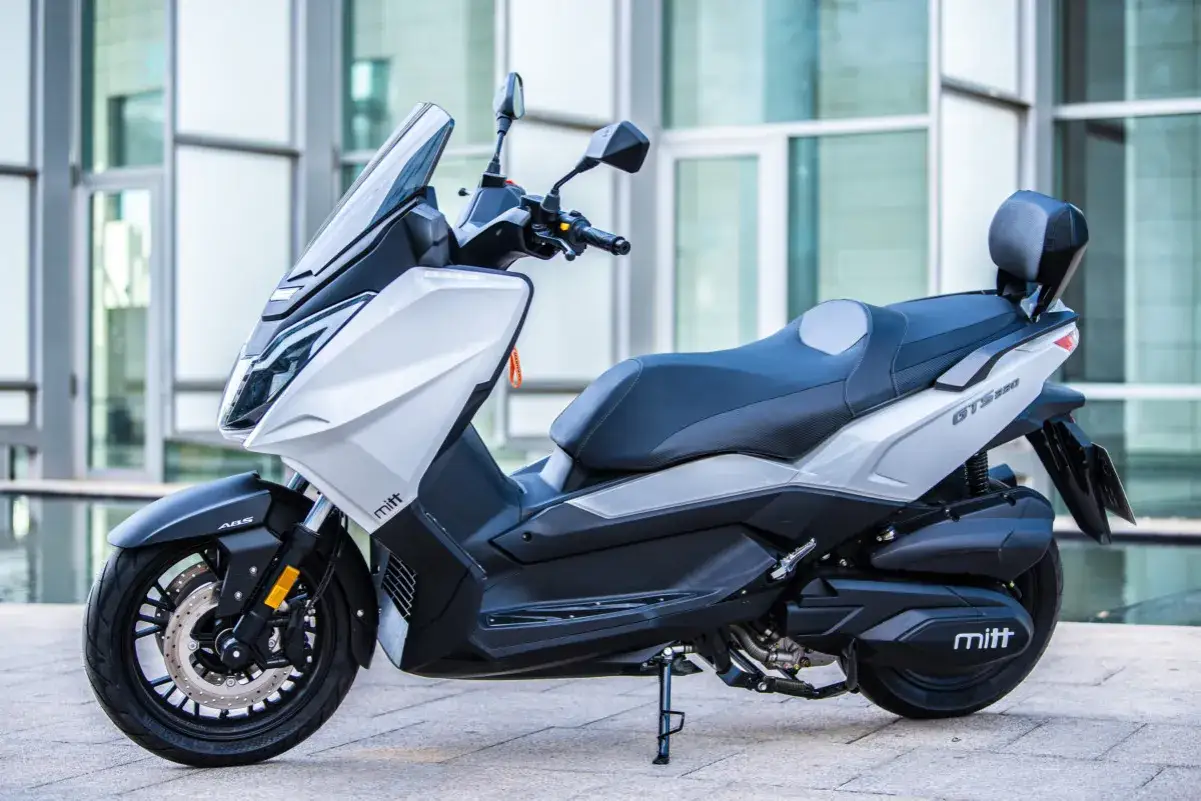 Scooter Mitt GTS 330 en gris y negro, lista para la carretera sin problemas.