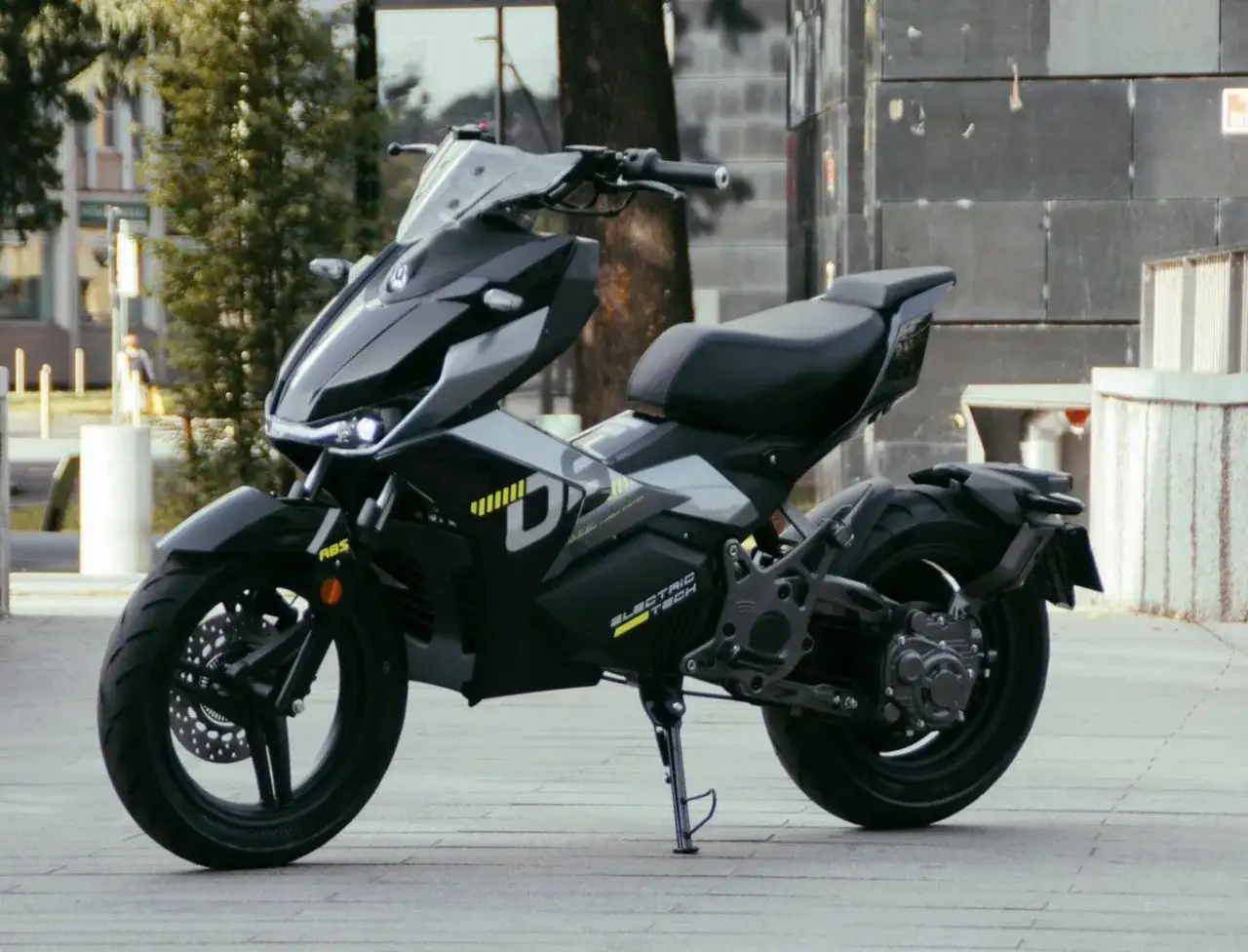 Moto el&eacute;ctrica negra, dise&ntilde;o moderno y deportivo. La mejor 125 para la ciudad, con detalles en amarillo y la inscripci&oacute;n 
