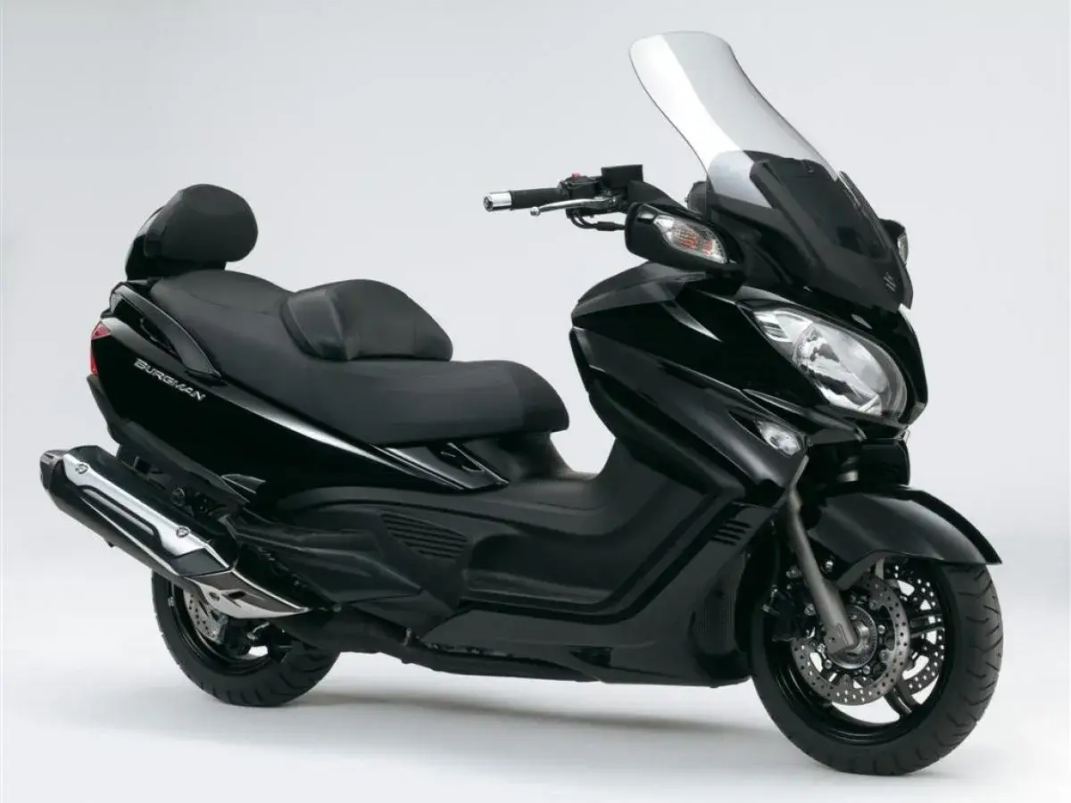 Un elegante Burgman executive negro, listo para conquistar la ciudad con estilo y comodidad.