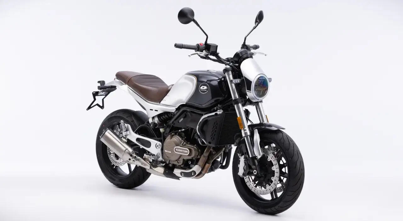 Elegante moto 125 china con asiento marrón y detalles plateados, lista para la aventura urbana.