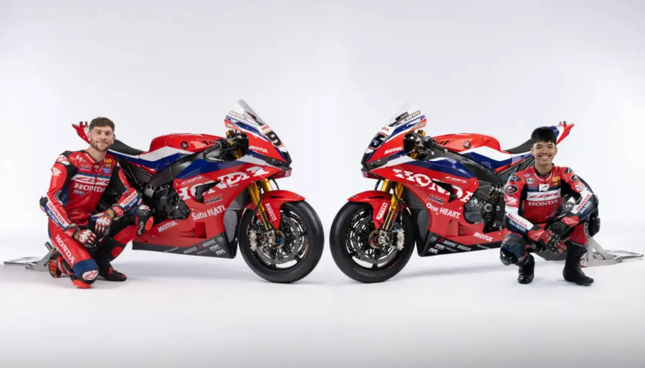 Dos pilotos de SBK con sus motos Honda rojas y azules, listos para la temporada.