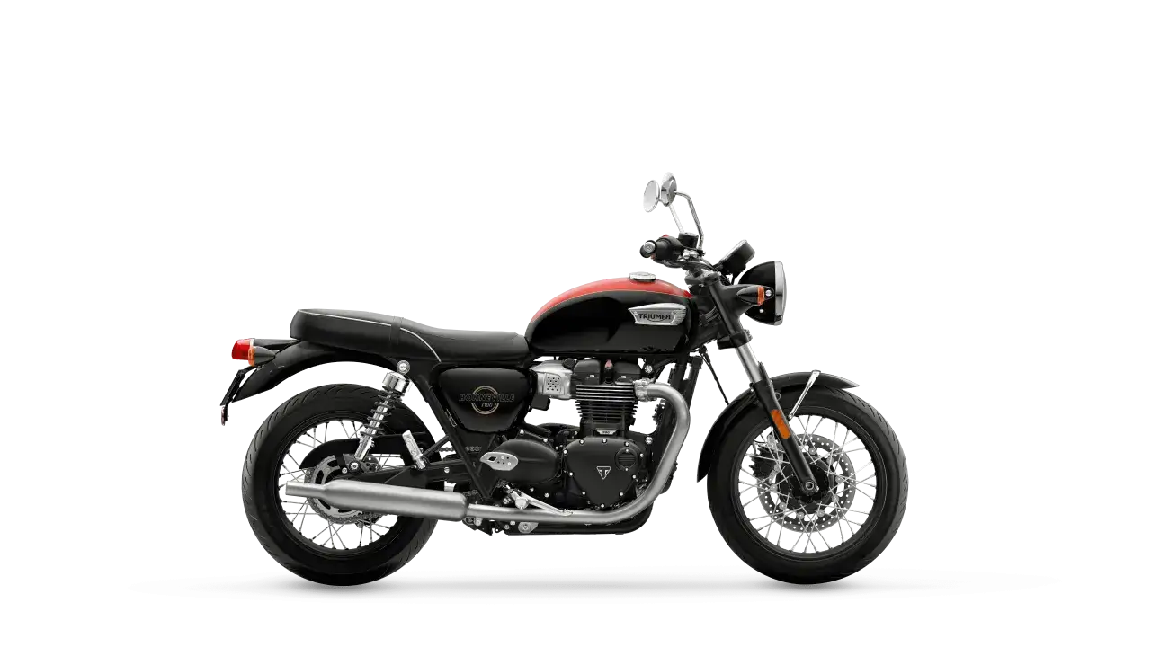 Motocicleta Triumph Bonneville T100 negra y roja, estilo scrambler motos, con detalles cromados y rines de radios.