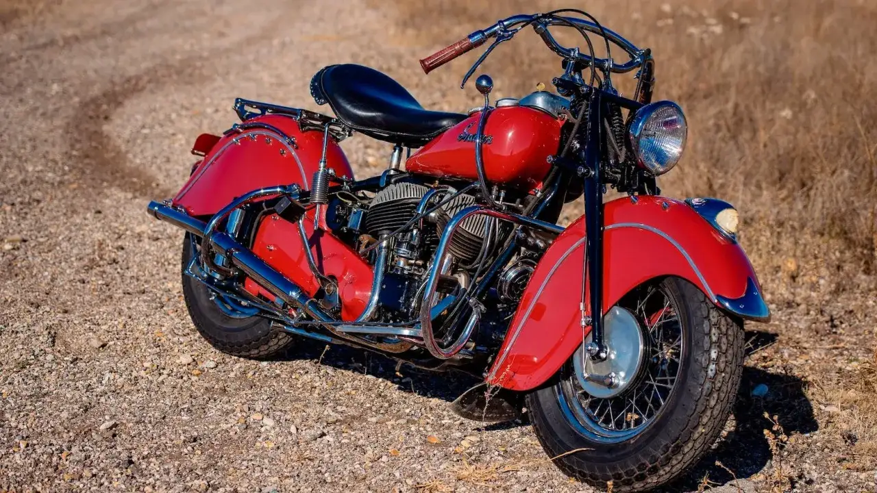 Una motocicleta Indian roja clásica, una de esas motos raras que evocan nostalgia.