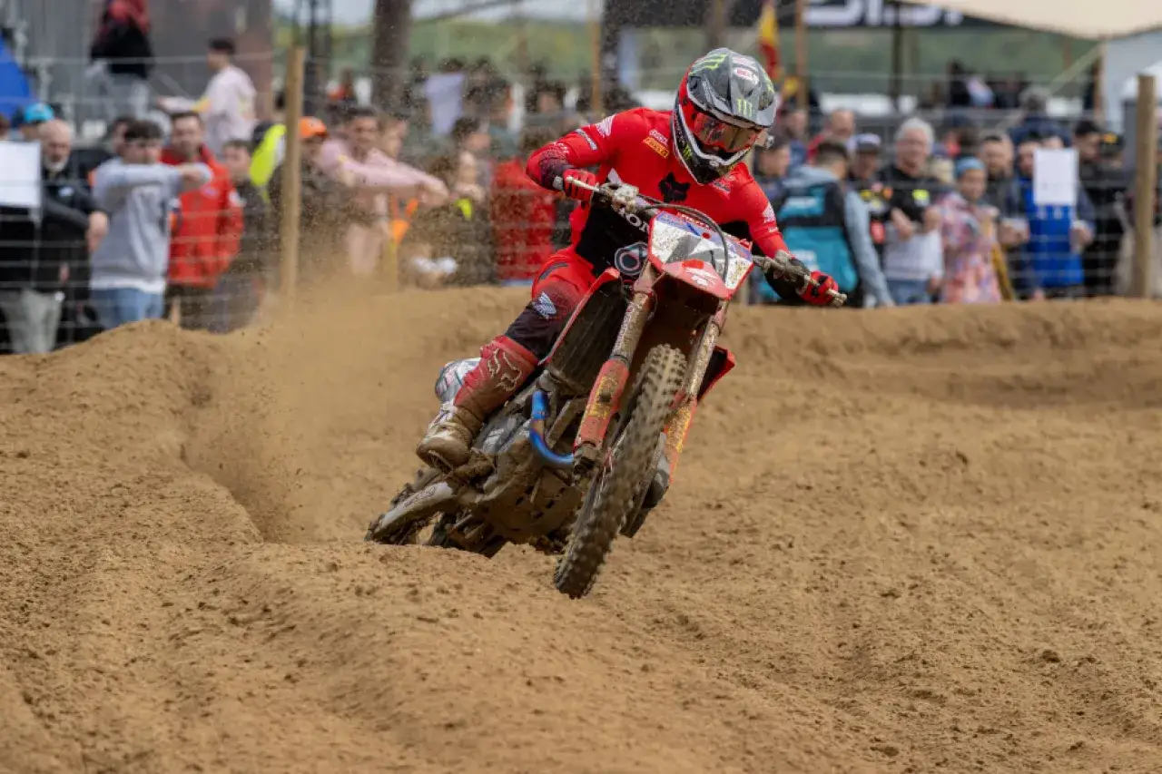 Tom Vialle en acción, derrapando en una curva de tierra con su moto de motocross.