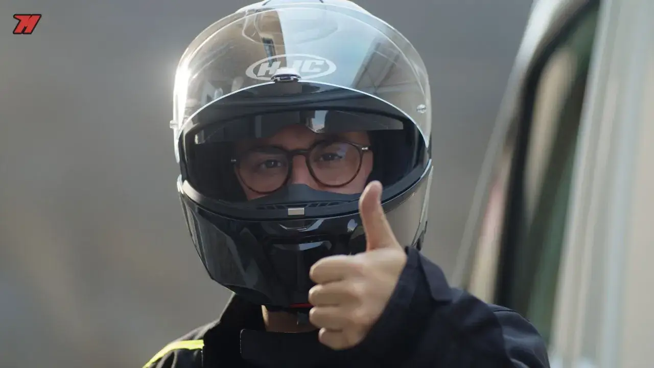 Persona con casco de moto para usar con gafas graduadas, da el visto bueno.