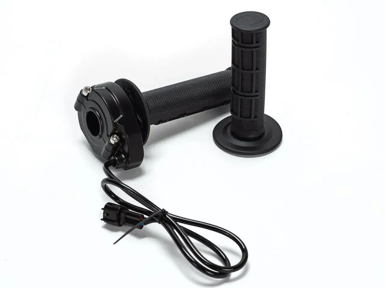Puños negros para moto, listos para cambiar y mejorar tu conducción. Incluyen acelerador y cableado.