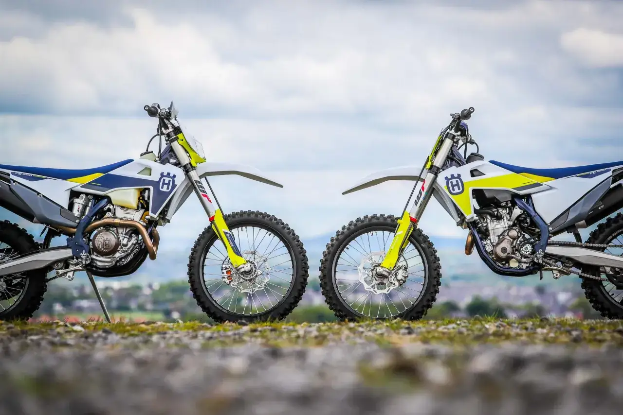 Dos motos Husqvarna, una para enduro y otra para motocross, listas para la aventura. La diferencia entre enduro y motocross se ve en su dise&ntilde;o.