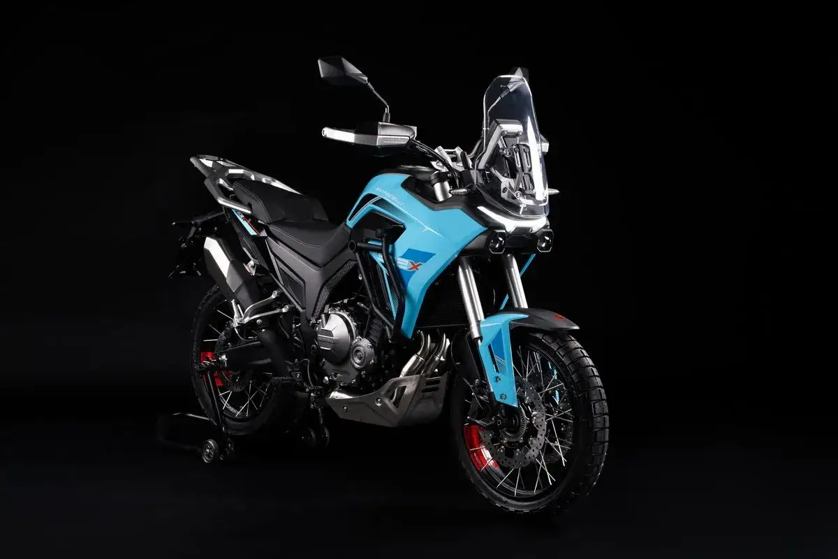 Motocicleta azul de aventura, una de las motos chinas 500cc, lista para explorar caminos.