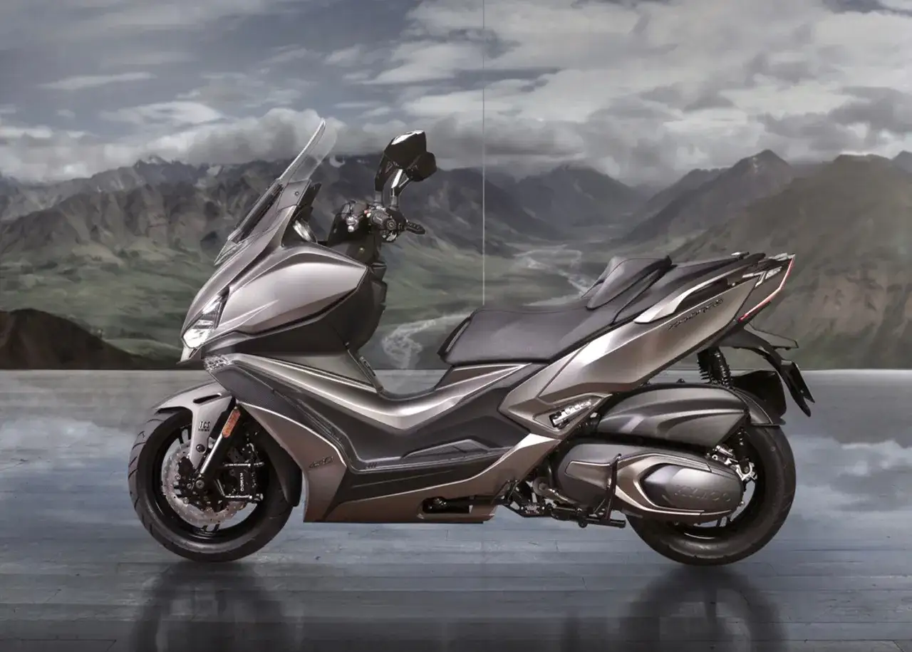 Elegante scooter gran cilindrada gris met&aacute;lico, listo para conquistar cualquier camino con su dise&ntilde;o futurista y potente motor.