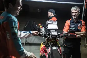 Jordi Viladoms, con su equipo, prepara la moto para la carrera.