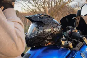 Casco de moto negro con diseño de mapa topográfico, listo para aprender como limpiar casco de moto.