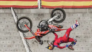 Dani Torres desafía la gravedad en un espectacular **dani torres freestyle**, volando por el aire con su moto.