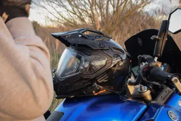Casco de moto negro con diseño de mapa topográfico, listo para aprender como limpiar casco de moto.