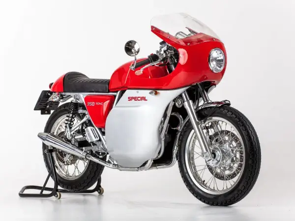 Jawa motos: una moto clásica roja y plateada con carenado, asiento negro y detalles cromados, lista para la carretera.