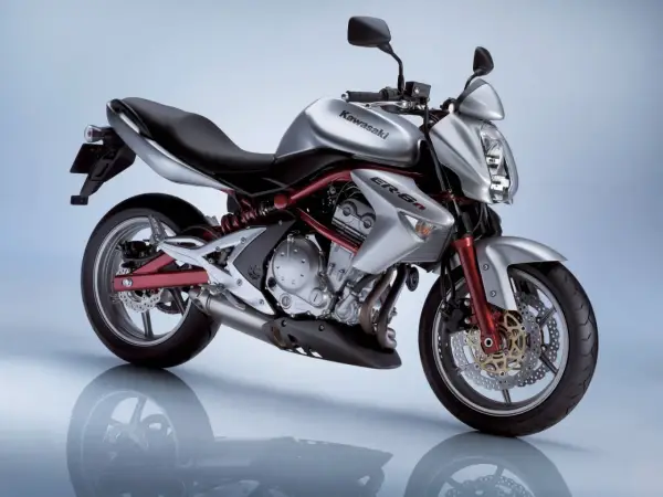 Kawasaki ER6n plateada, lista para la acción. Conoce su ficha técnica y prepárate para la carretera.