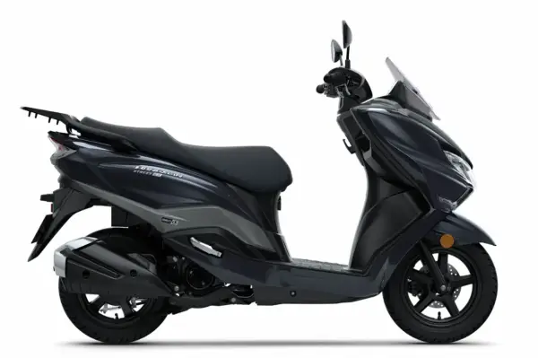 Scooter Burgman executive, color gris oscuro, con asiento negro y detalles rojos. Ideal para la ciudad.