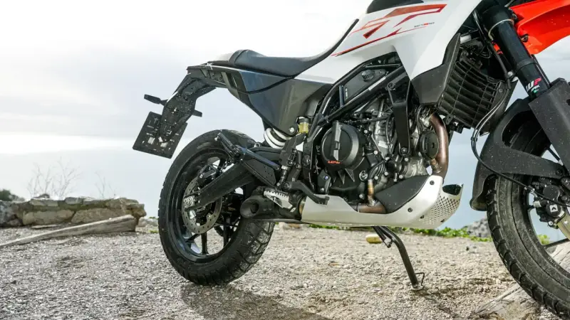 Detalle de la KTM 390 Adventure, lista para la acción. Conoce su ficha técnica y prepárate para la aventura.