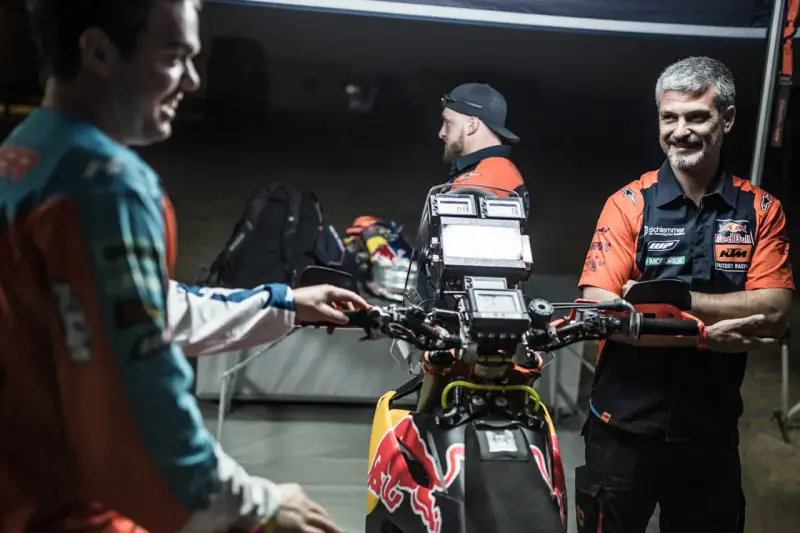 Jordi Viladoms, con su equipo, prepara la moto para la carrera.
