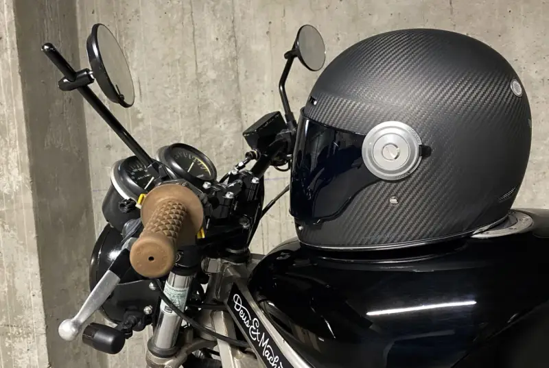 Casco de moto de fibra de carbono, uno de los cascos de moto más seguros, listo para la carretera.