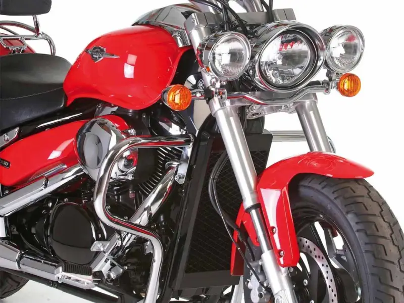 Detalle frontal de una Suzuki Intruder 800 en rojo brillante, con su **suzuki intruder 800 ficha técnica** visible en el guardabarros.