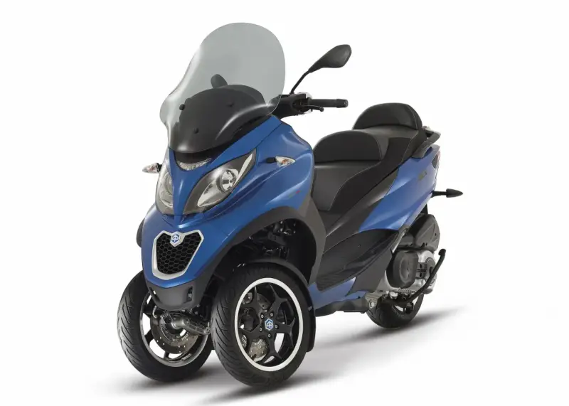 Azul brillante, una de las motos de tres ruedas más modernas y elegantes, lista para la aventura.