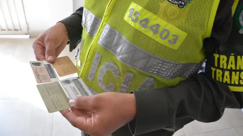 Agente de tránsito revisa documentos. ¡Ay, he perdido los papeles de la moto!