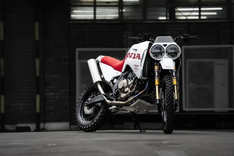Honda Africa Twin Dakar lista para la aventura. Moto blanca y roja con doble faro y neumáticos todoterreno.